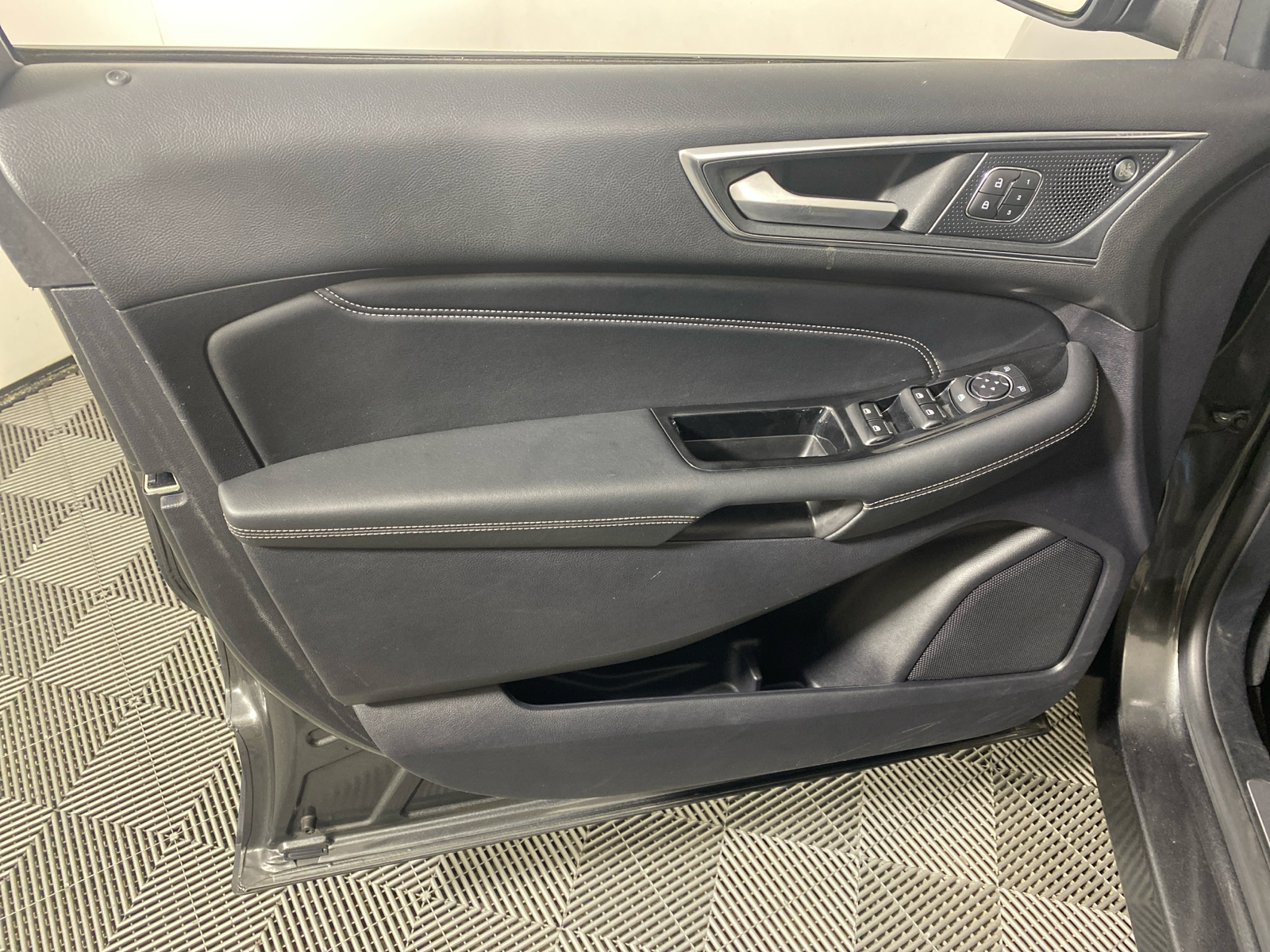 2019 Ford Edge Titanium 27