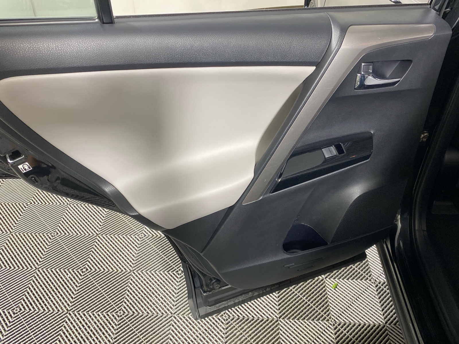 2018 Toyota RAV4 Hybrid Limited 29