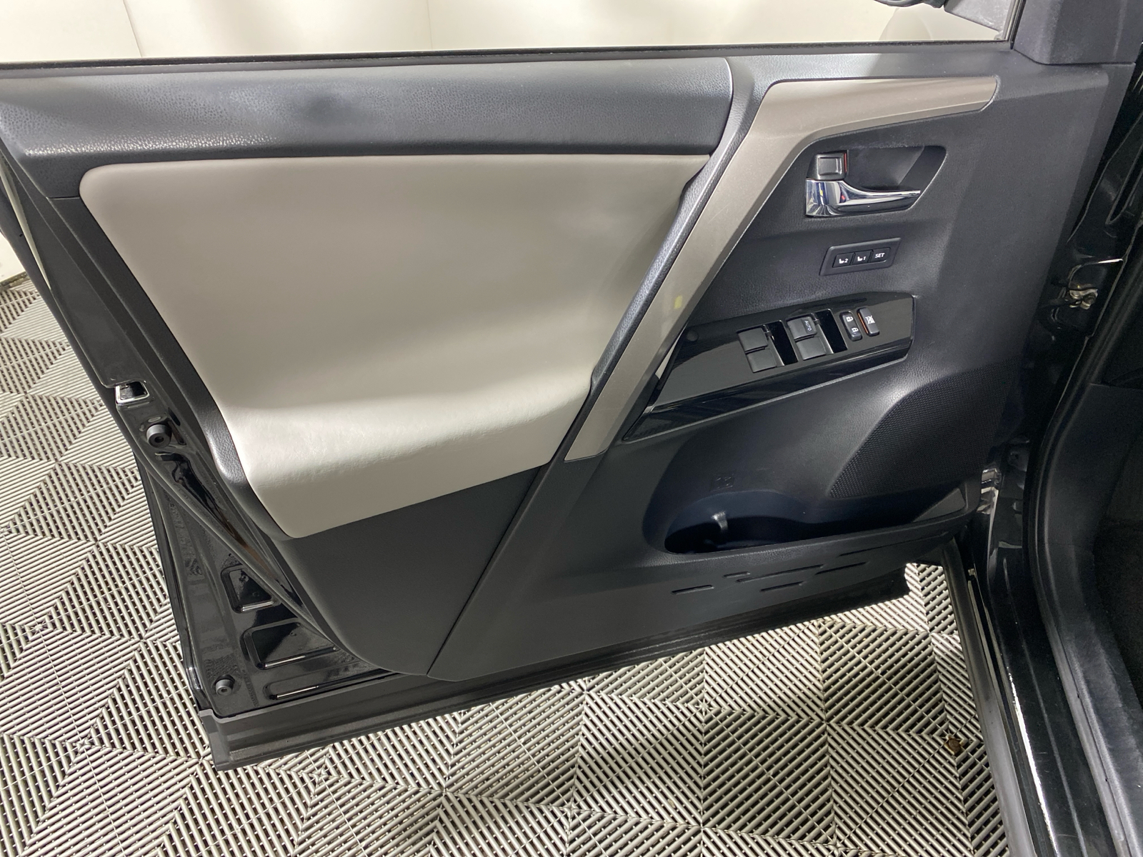 2018 Toyota RAV4 Hybrid Limited 31