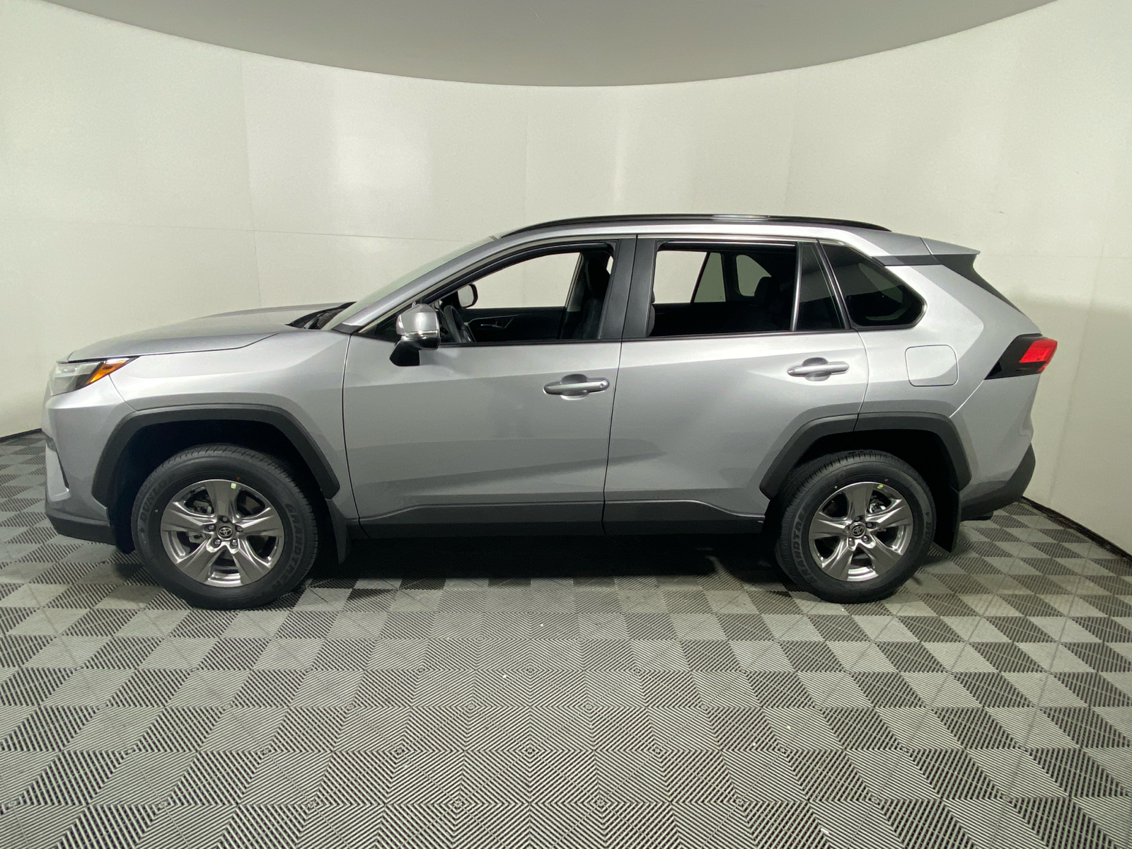 2024 Toyota RAV4 XLE 6