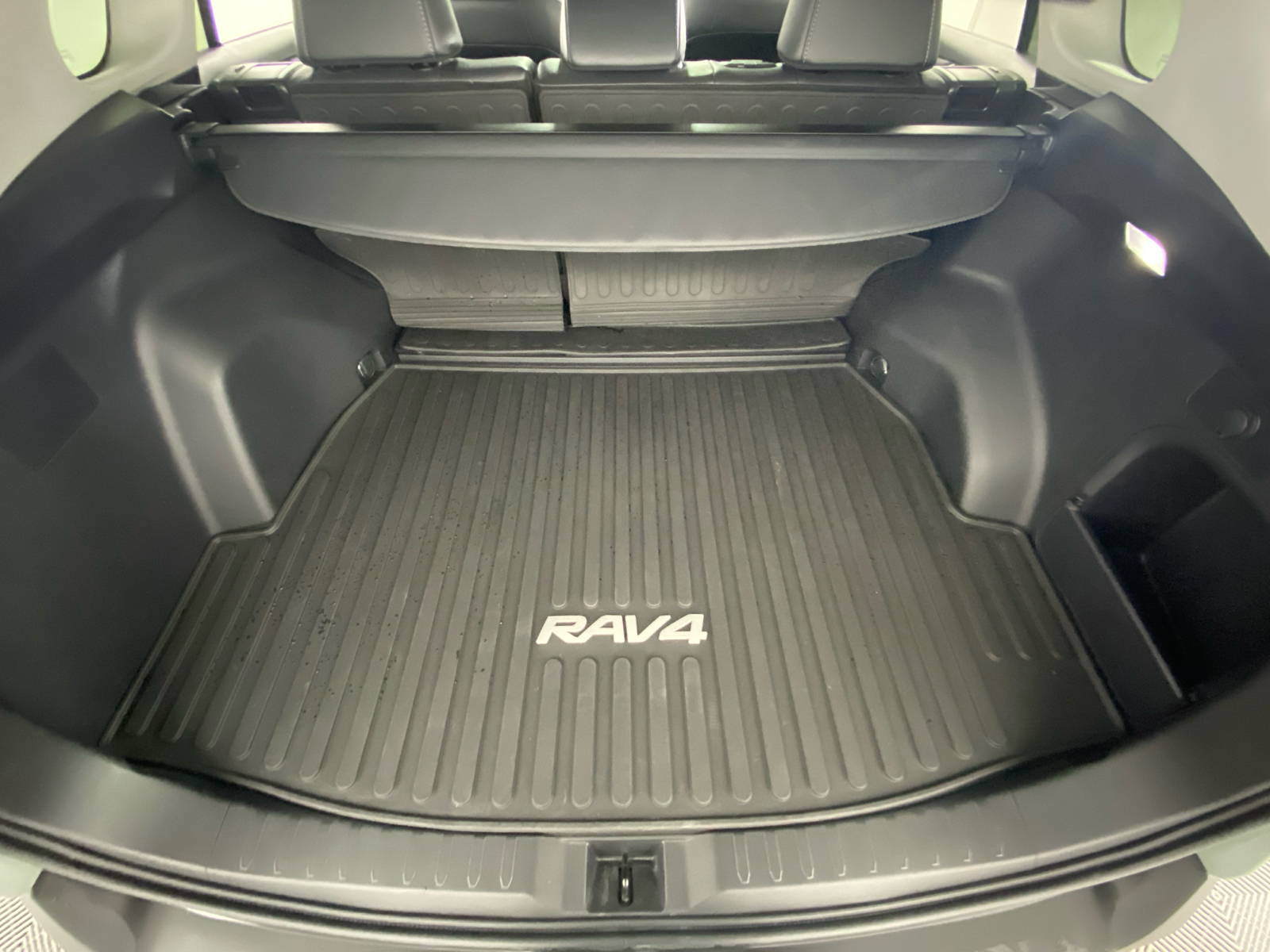 2022 Toyota RAV4 Hybrid XLE Premium 37