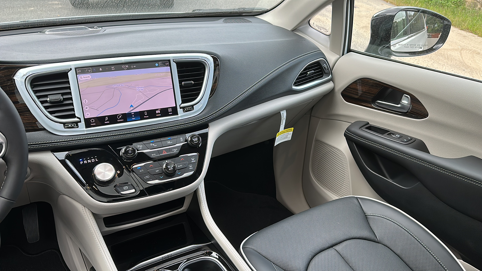 2023 Chrysler Pacifica Hybrid Limited 26
