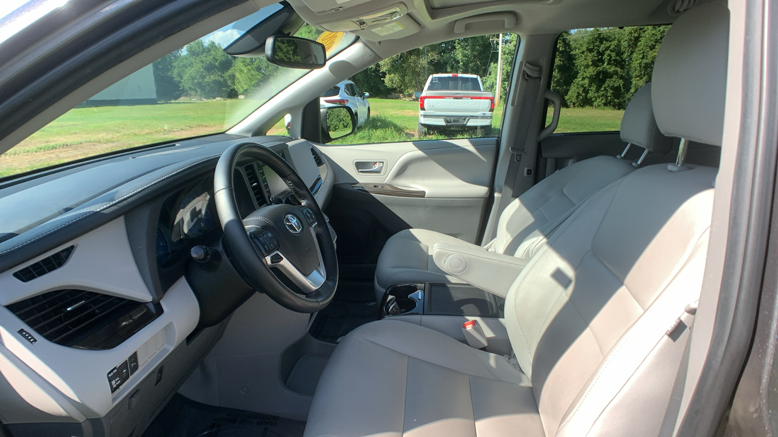 2020 Toyota Sienna XLE 20