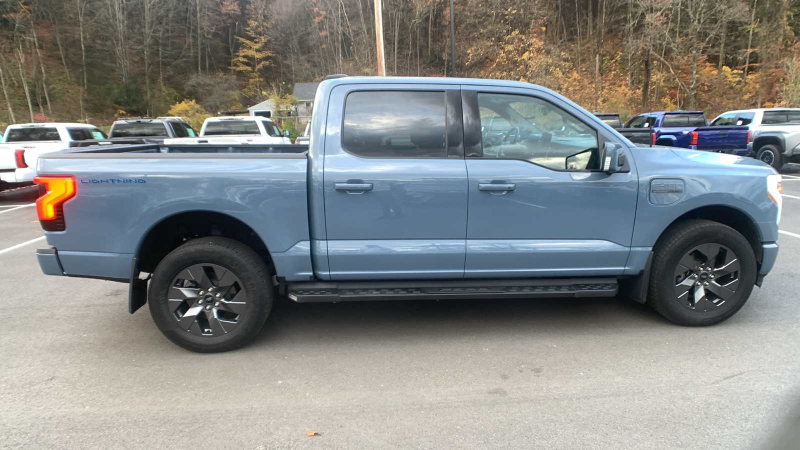 2023 Ford F-150 Lightning LARIAT 2