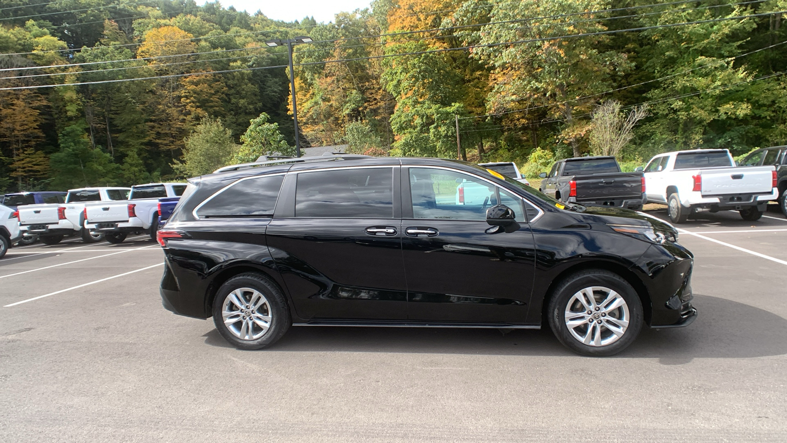 2022 Toyota Sienna XLE Woodland Edition 2