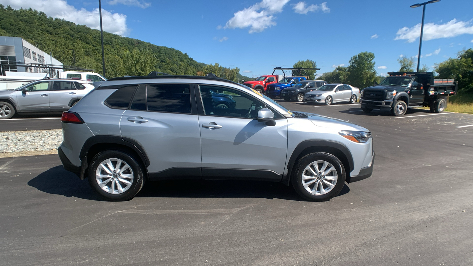 2022 Toyota Corolla Cross LE 2