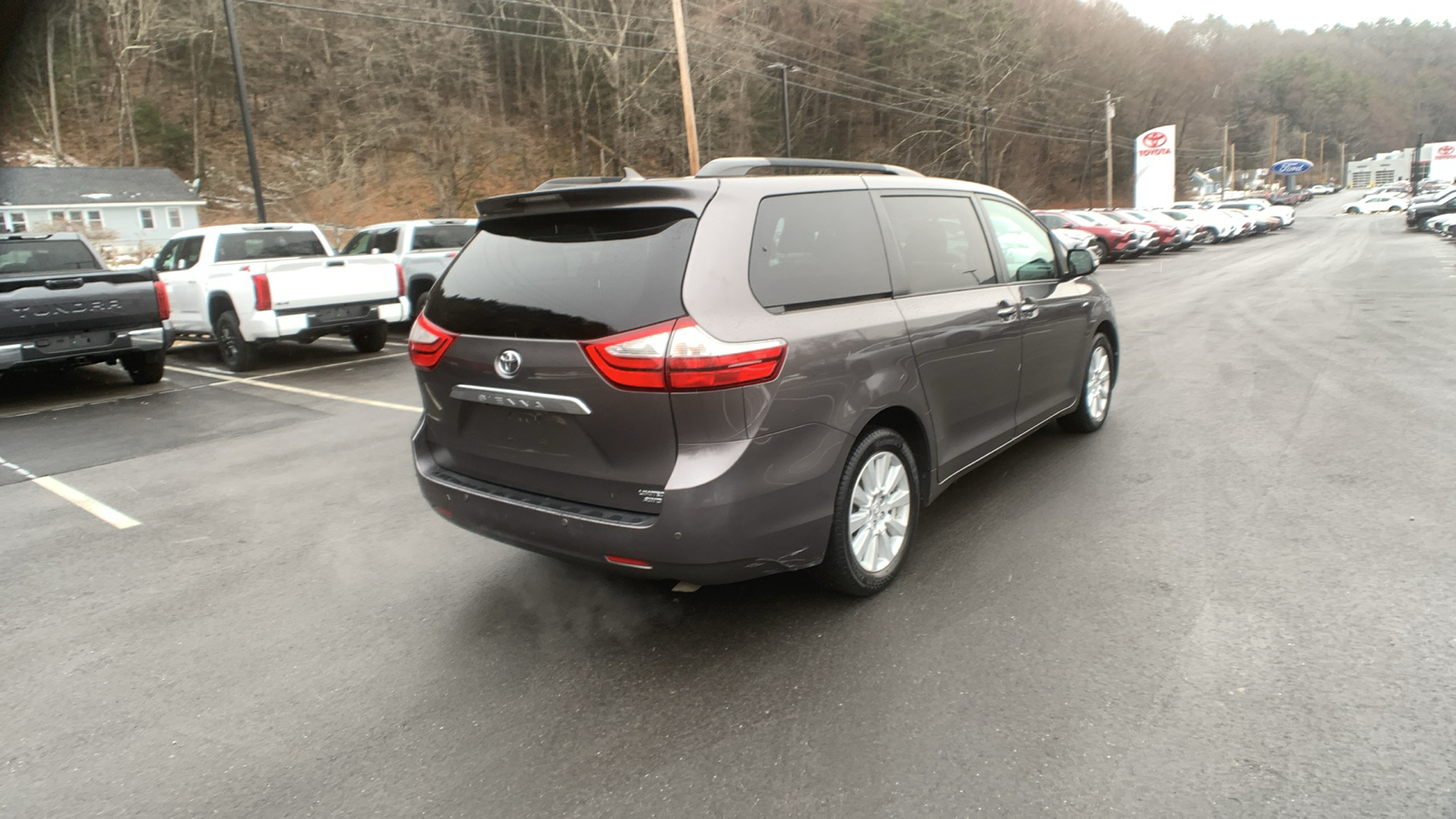 2017 Toyota Sienna  3