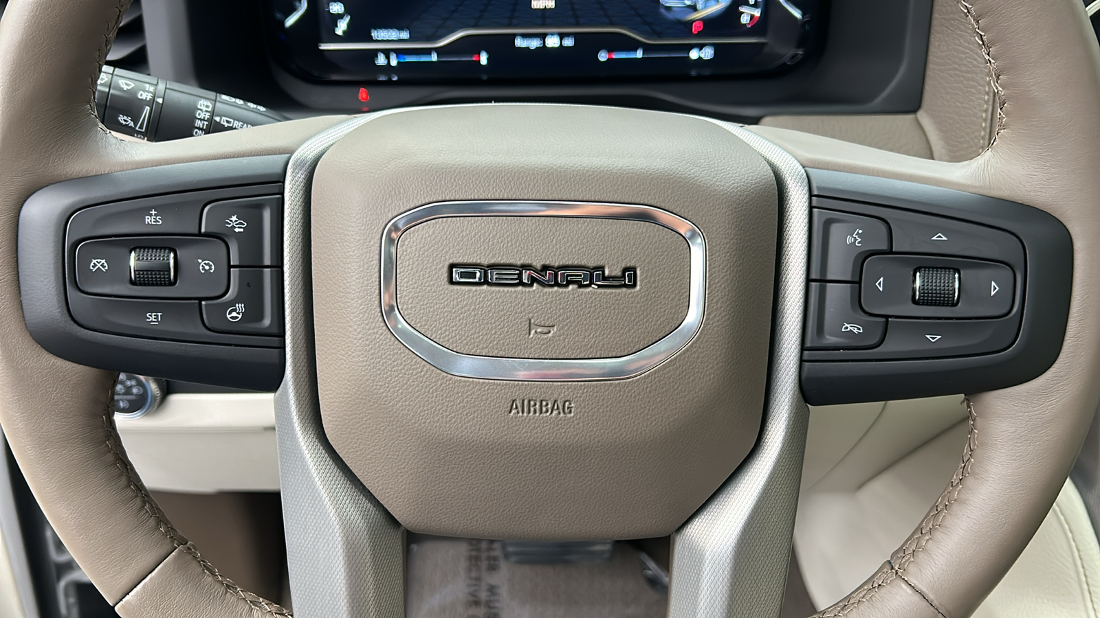 2023 GMC Yukon Denali 25