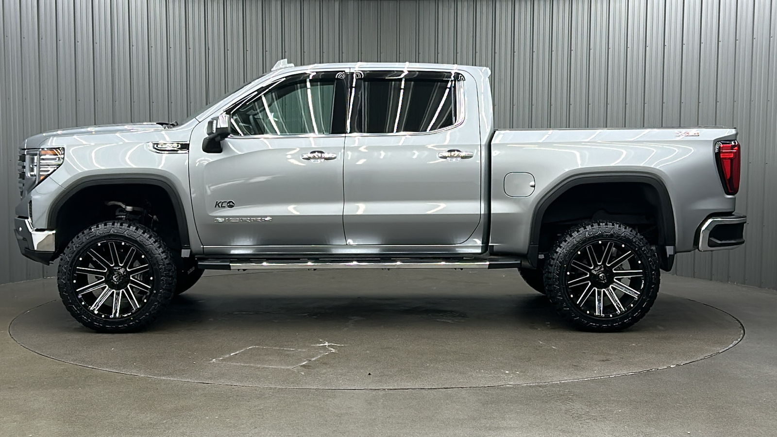 2023 GMC Sierra 1500 SLT 2