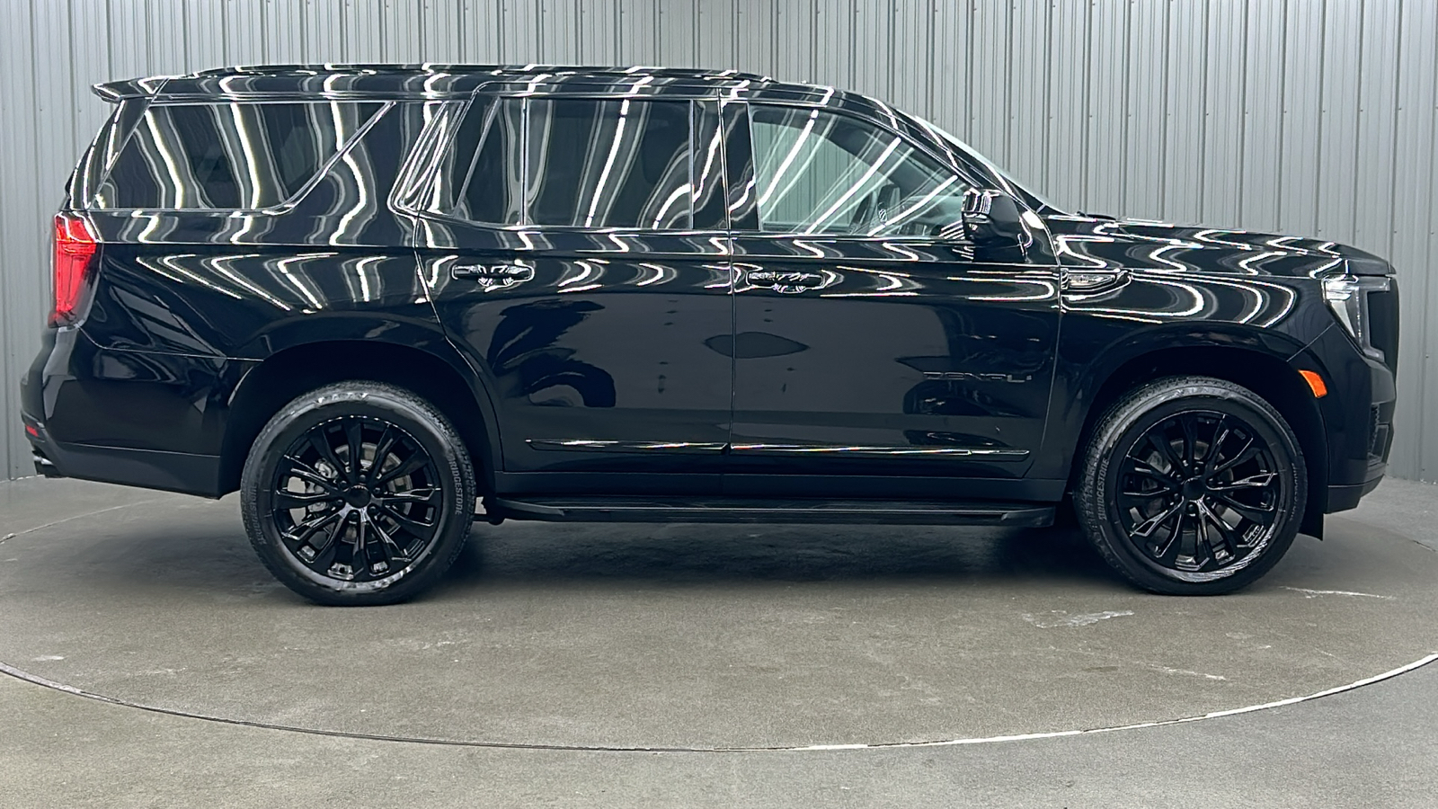 2023 GMC Yukon Denali 6