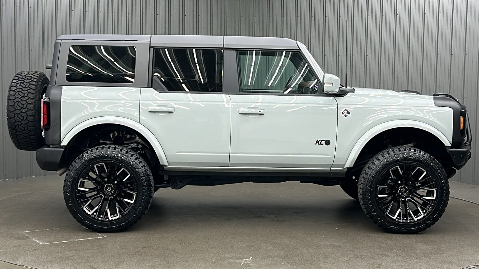 2024 Ford Bronco Outer Banks 6