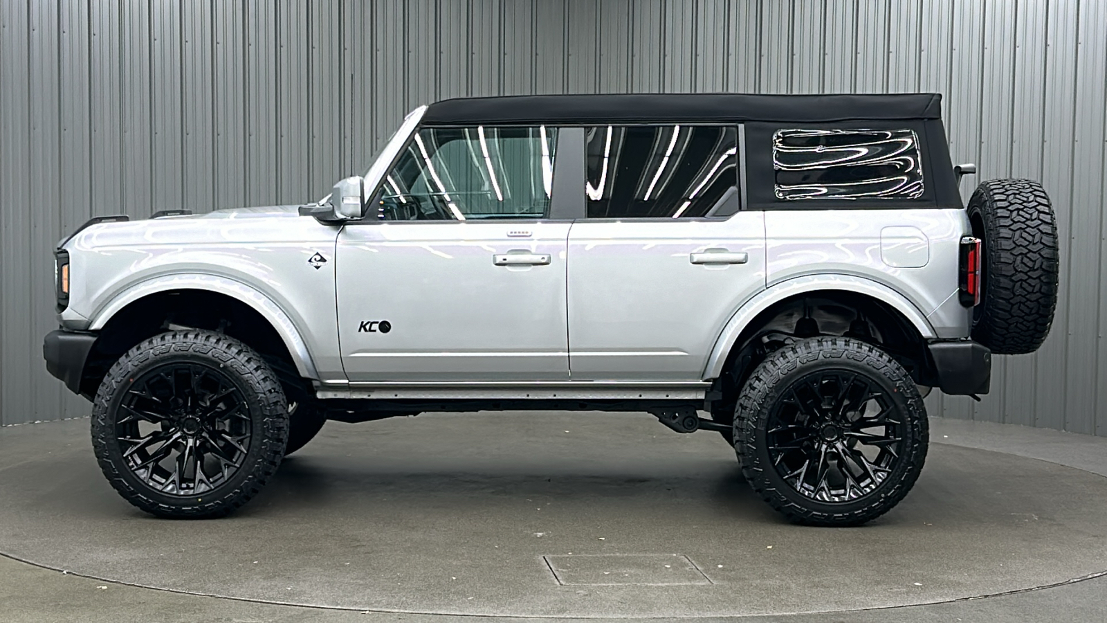 2023 Ford Bronco Outer Banks 2