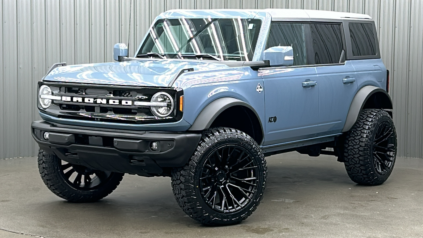 2023 Ford Bronco Outer Banks 1