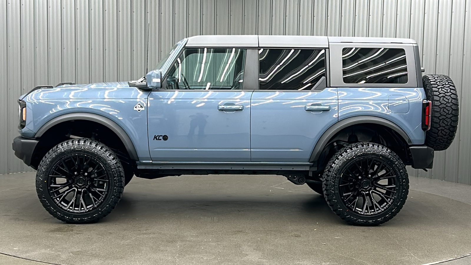 2023 Ford Bronco Outer Banks 2