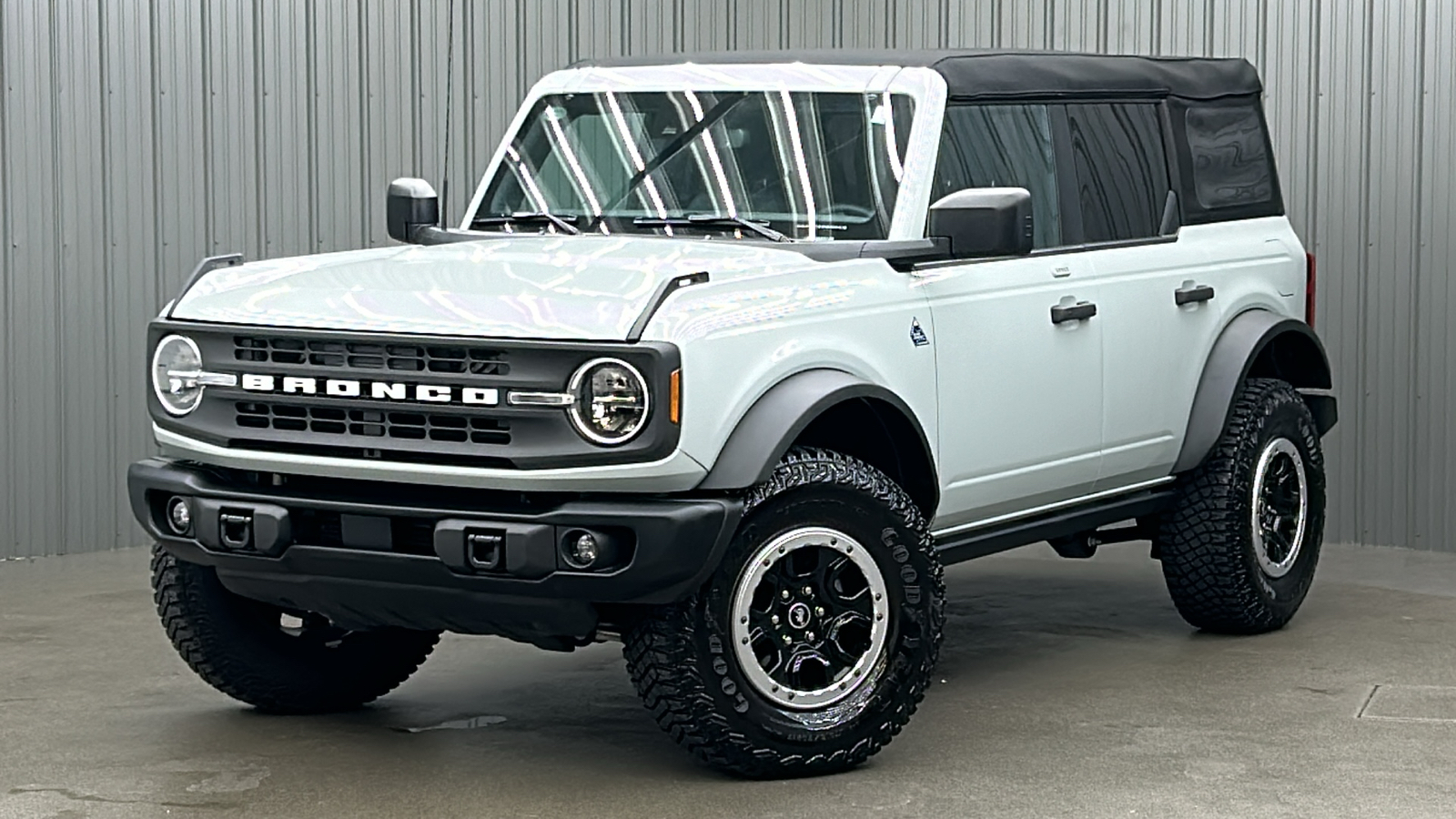 2023 Ford Bronco Black Diamond 1