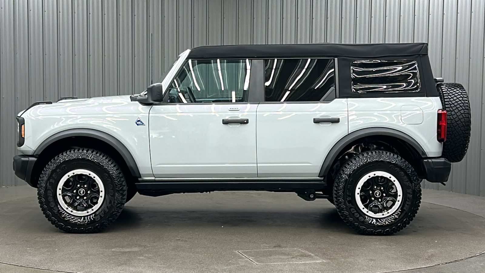 2023 Ford Bronco Black Diamond 2