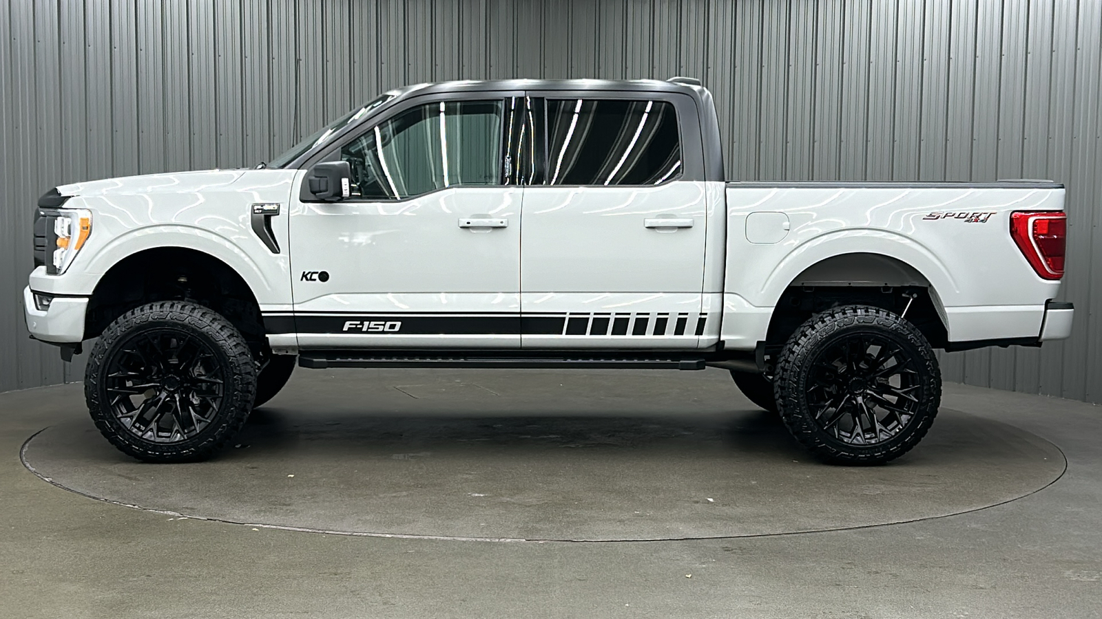 2023 Ford F-150 XLT 2