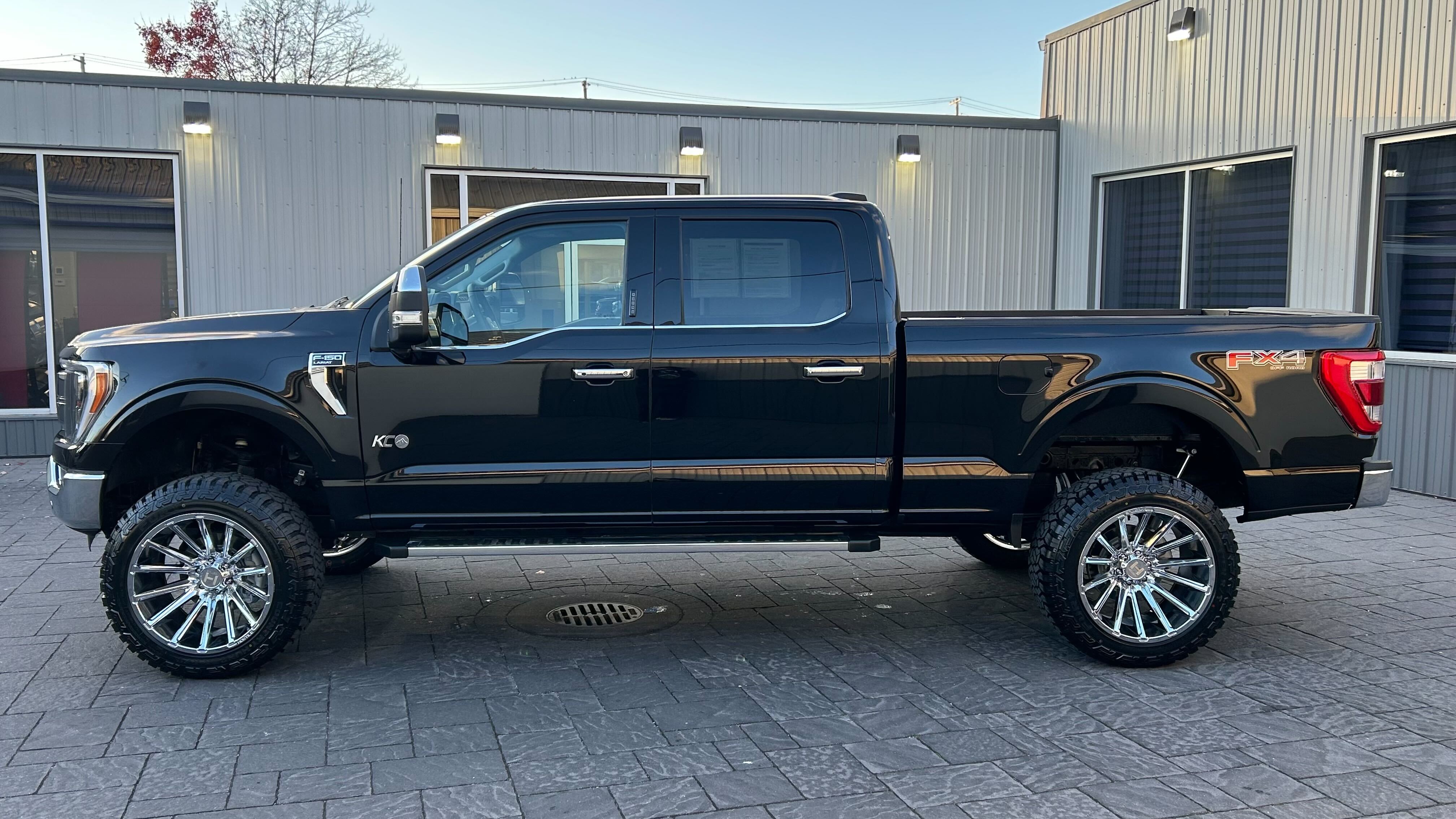 2023 Ford F-150 Lariat 2