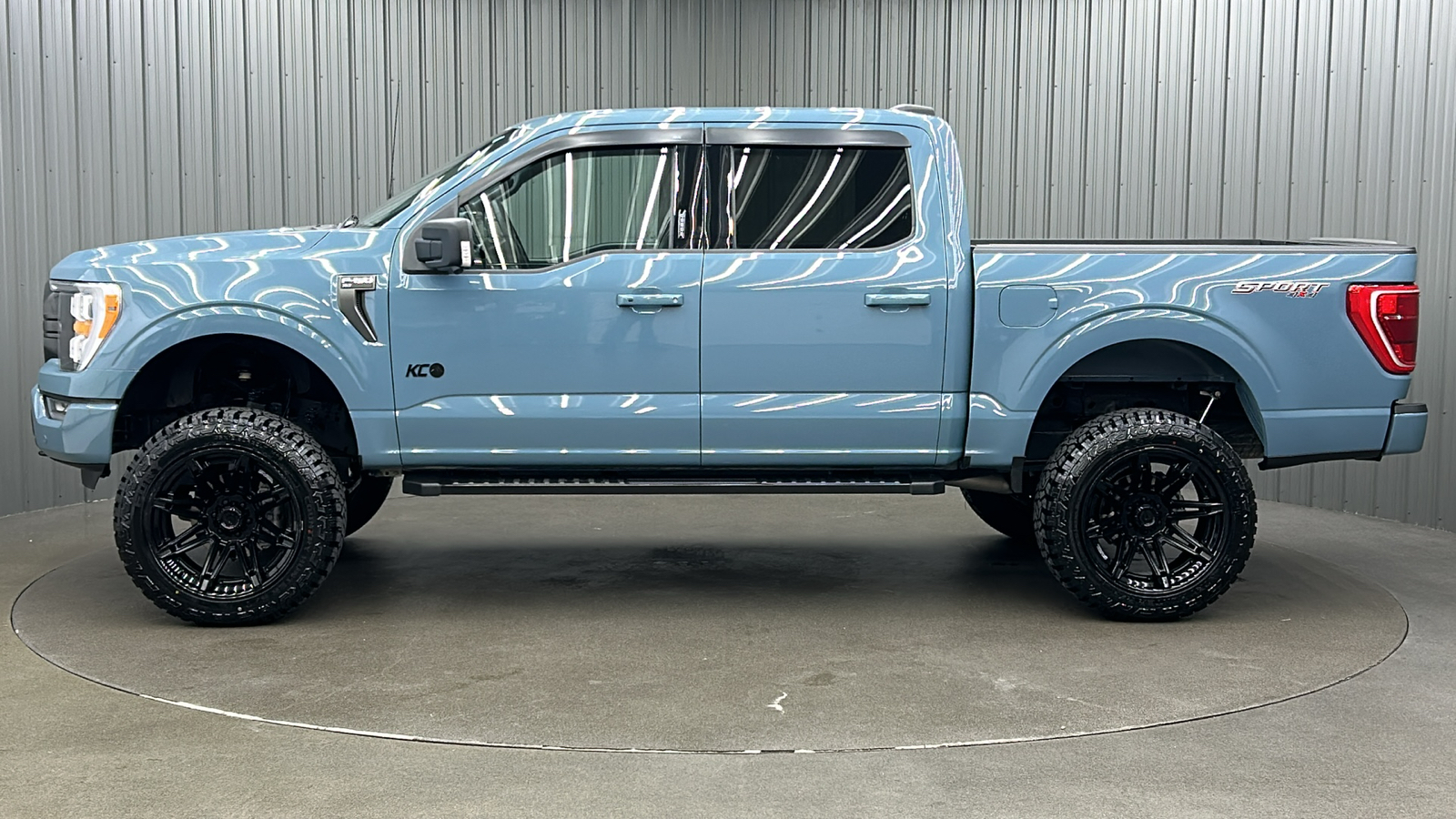 2023 Ford F-150 XLT 2