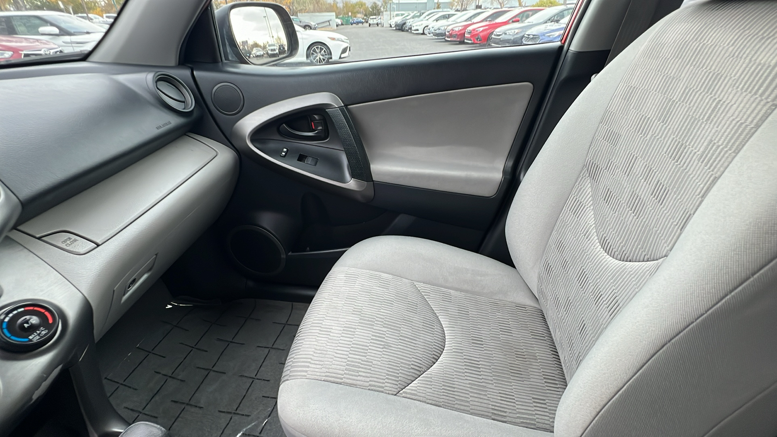 2012 Toyota RAV4 BASE 27