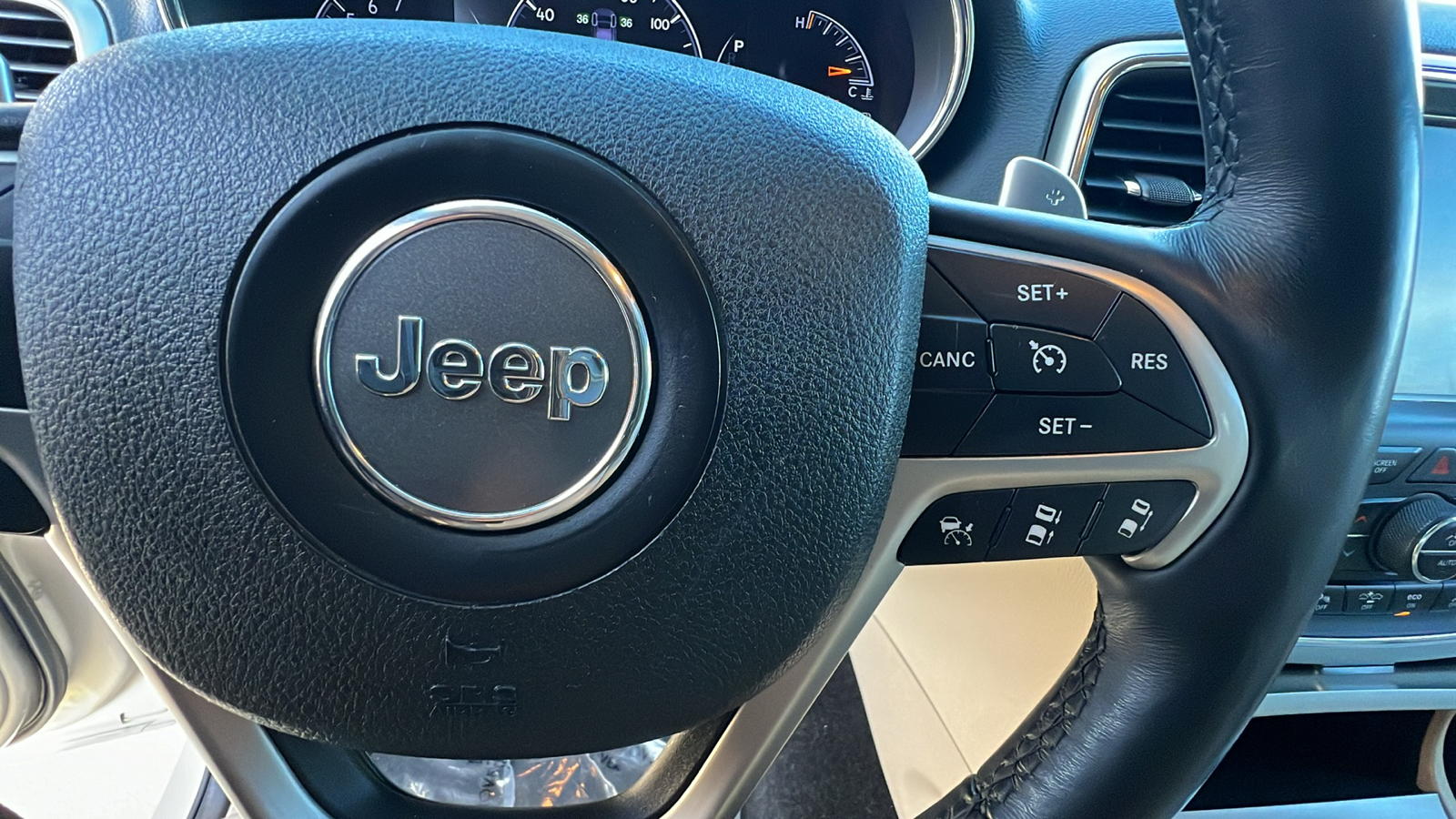 2015 Jeep Grand Cherokee Limited 29