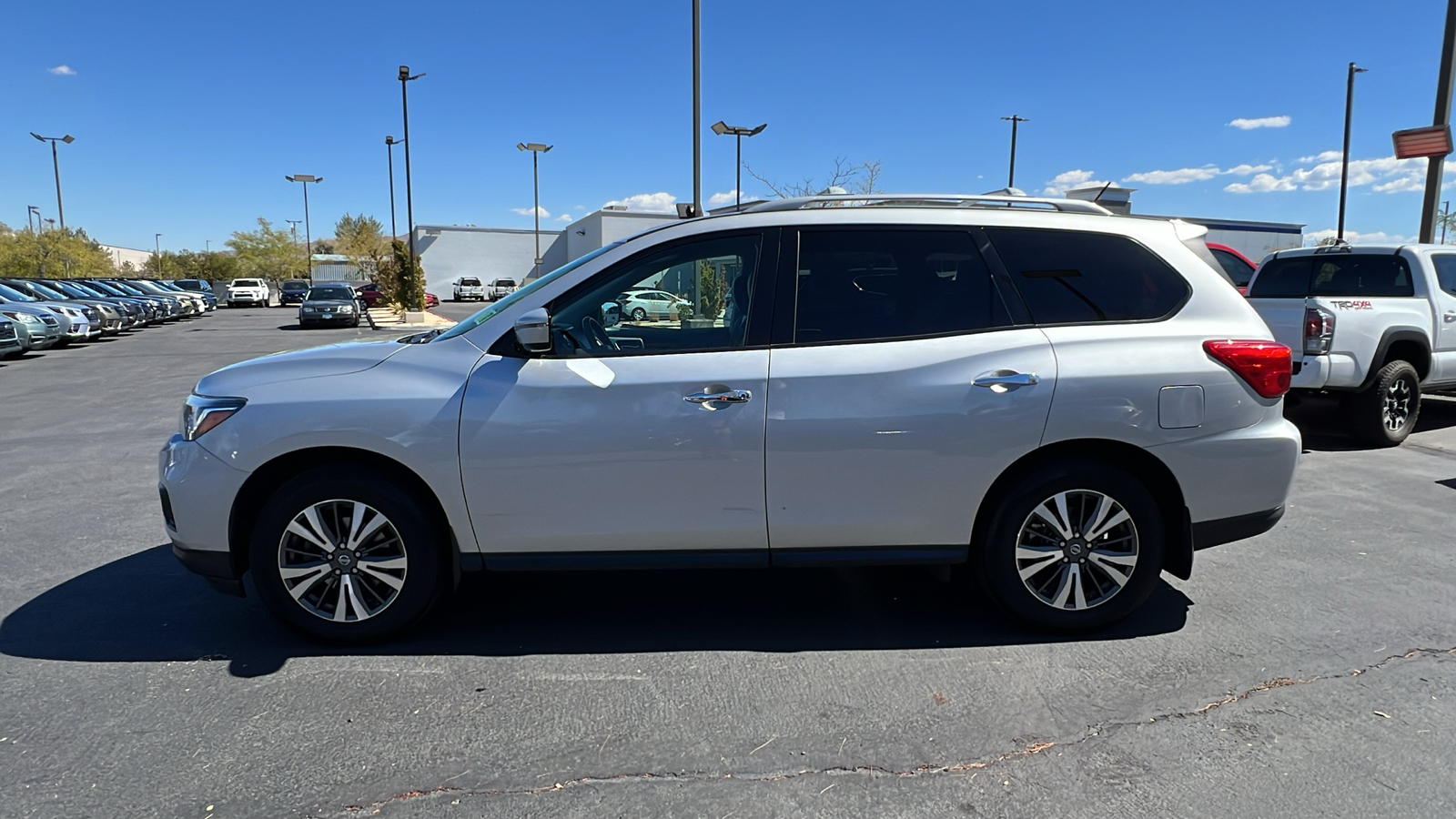 2017 Nissan Pathfinder SV 3