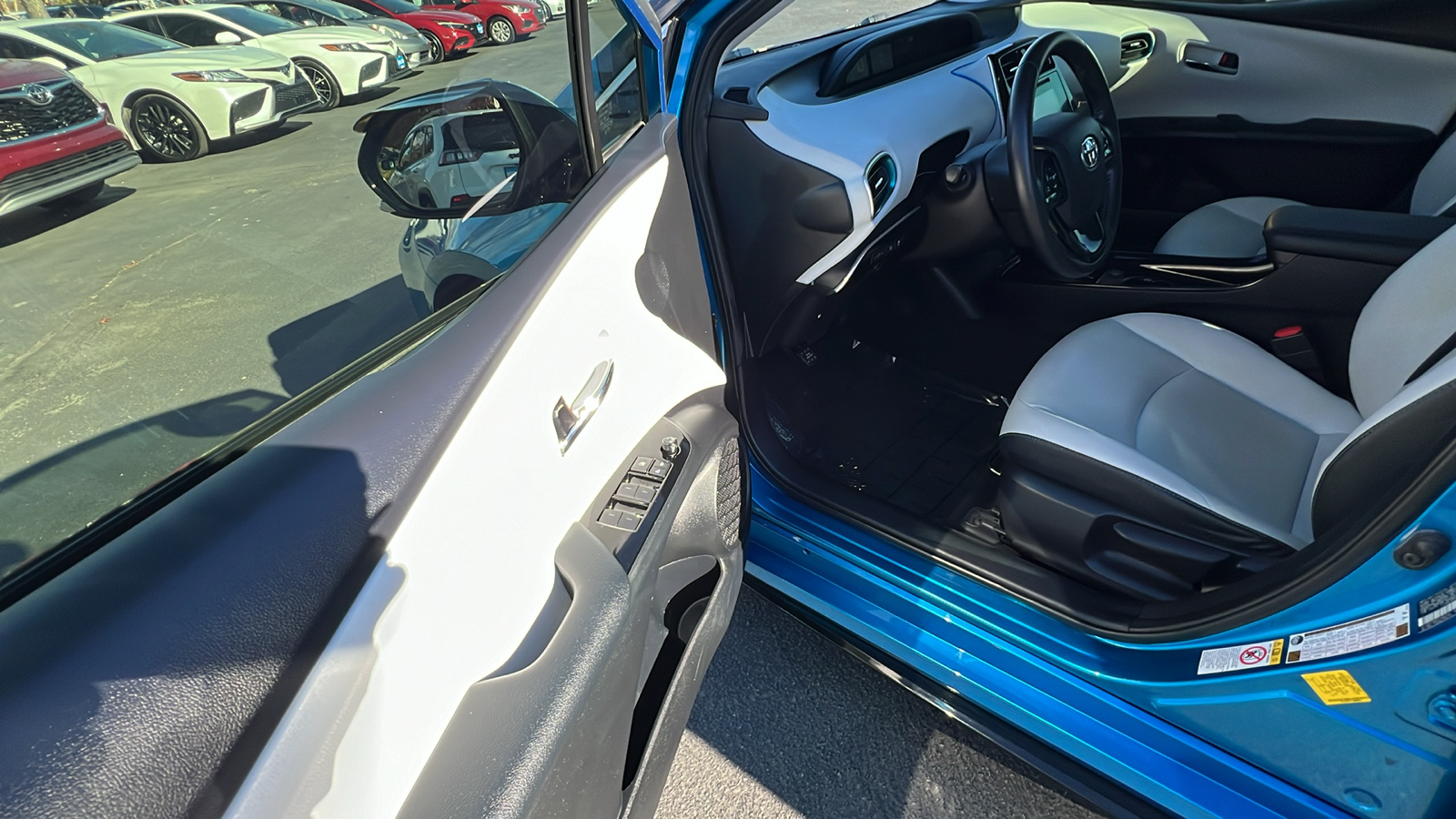 2019 Toyota Prius XLE 24