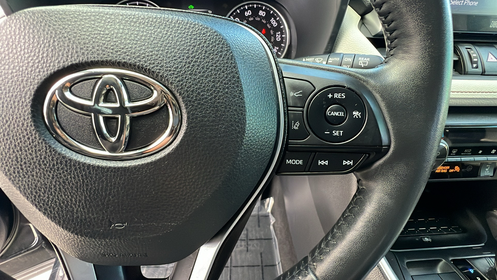 2022 Toyota RAV4 Hybrid XLE Premium 29