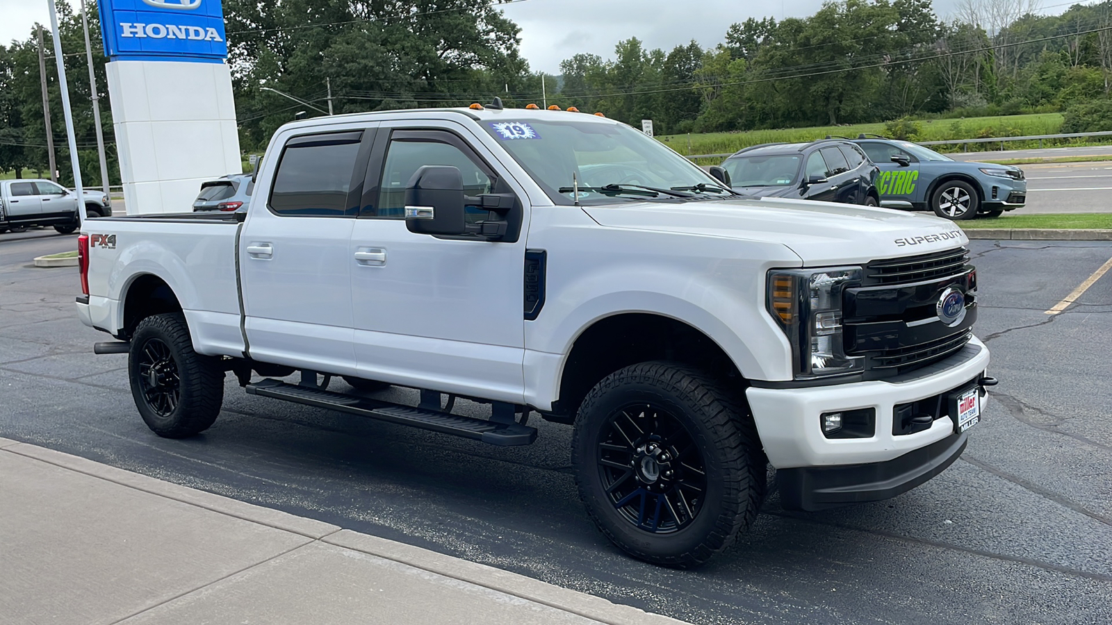 2019 Ford Super Duty F-350 SRW LARIAT 2