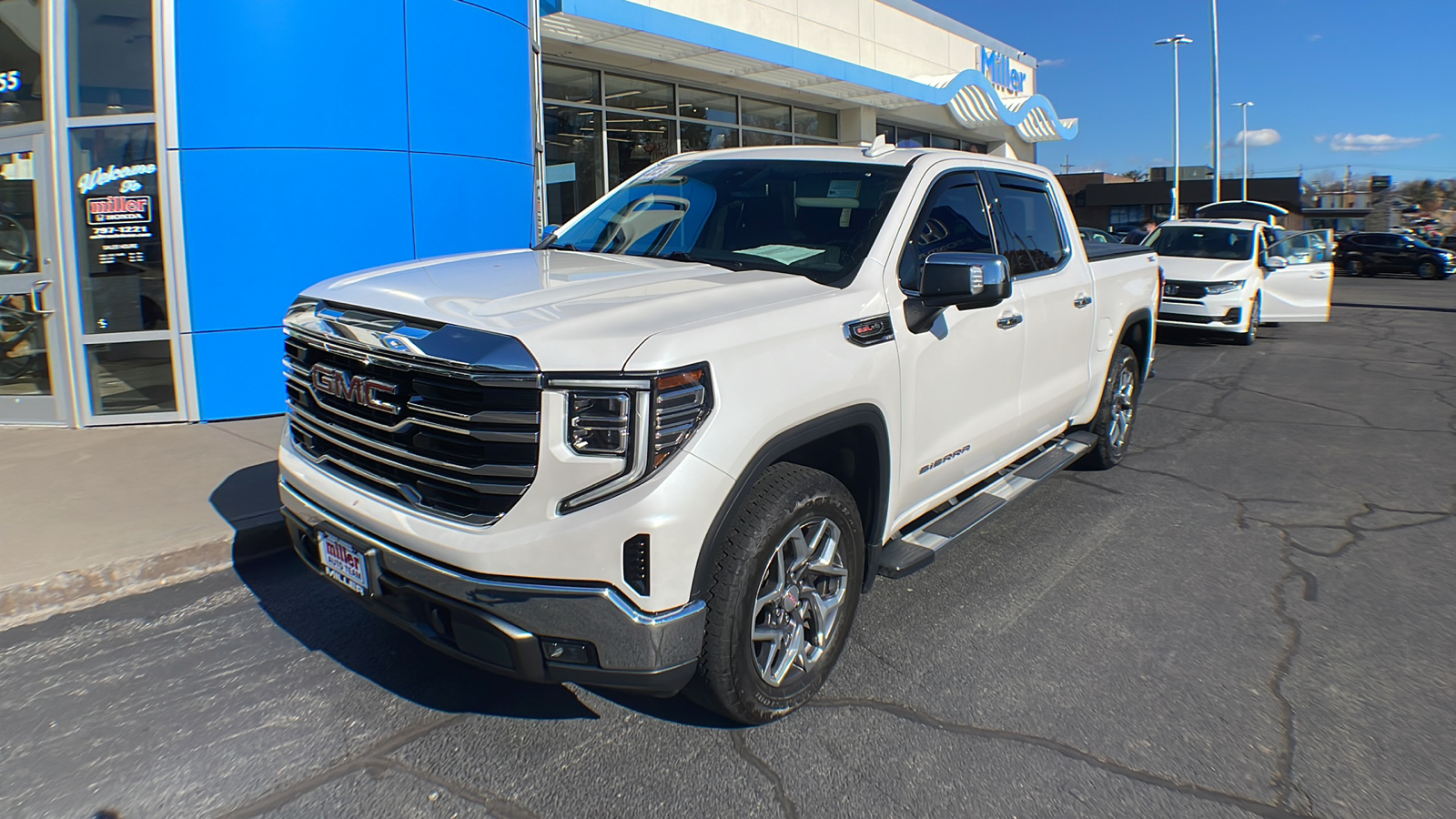 2023 GMC Sierra 1500 SLT 1