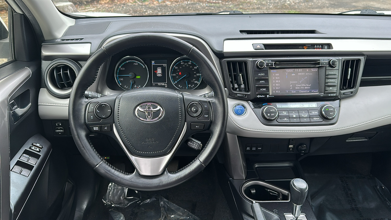 2017 Toyota RAV4 Hybrid XLE 24