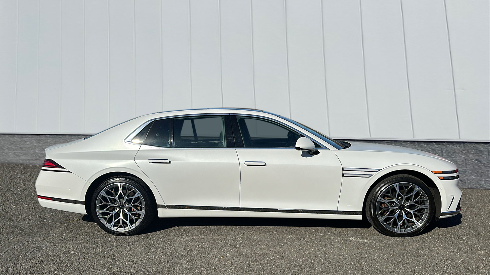 2023 Genesis G90 e-SC 2