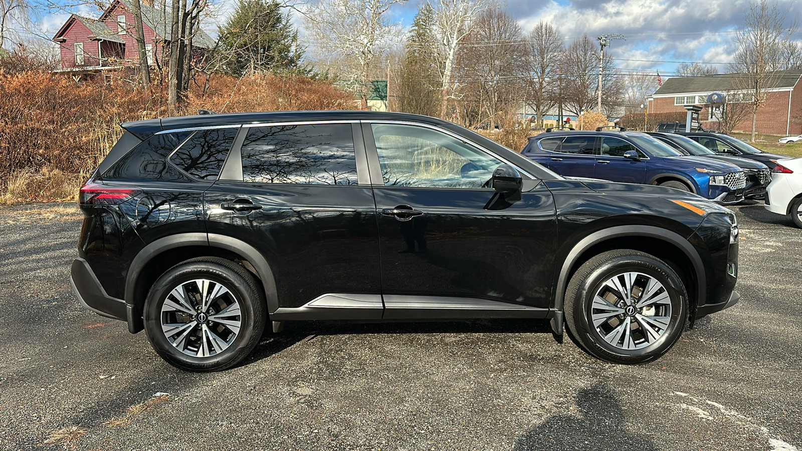 2022 Nissan Rogue SV 2