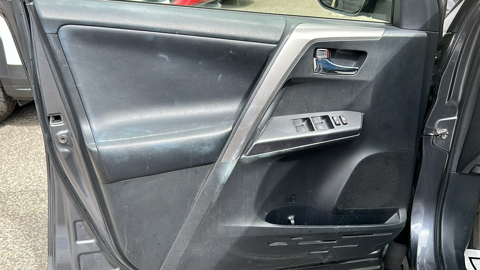 2016 Toyota RAV4 Hybrid XLE 8