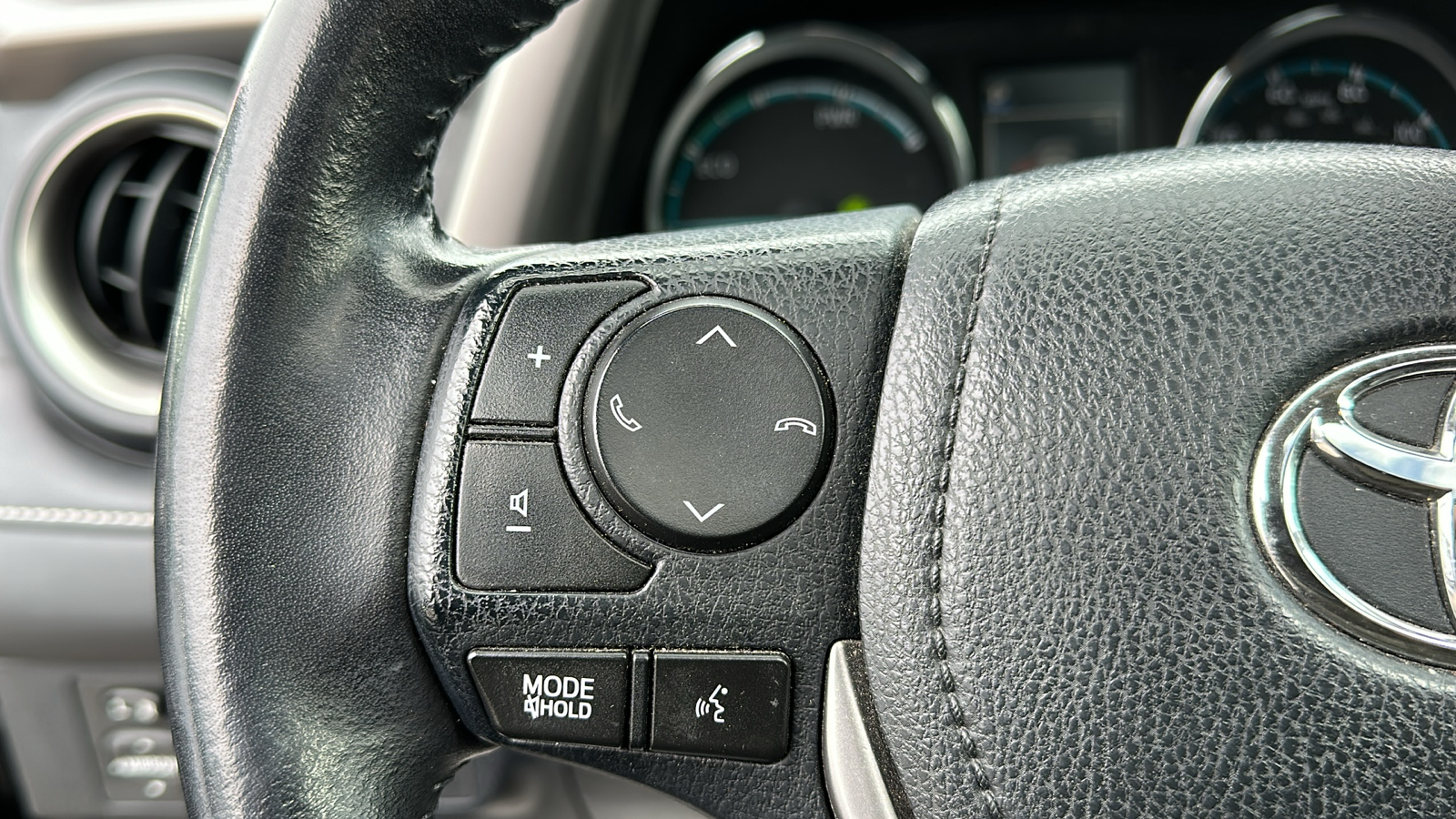 2016 Toyota RAV4 Hybrid XLE 11