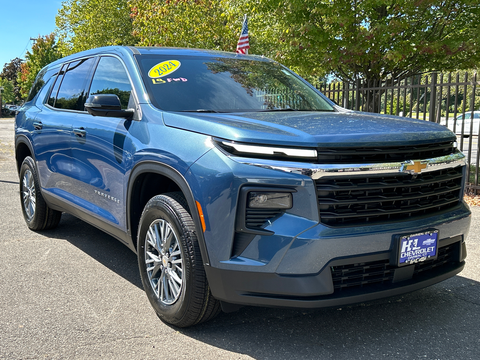 2024 Chevrolet Traverse FWD LS 1