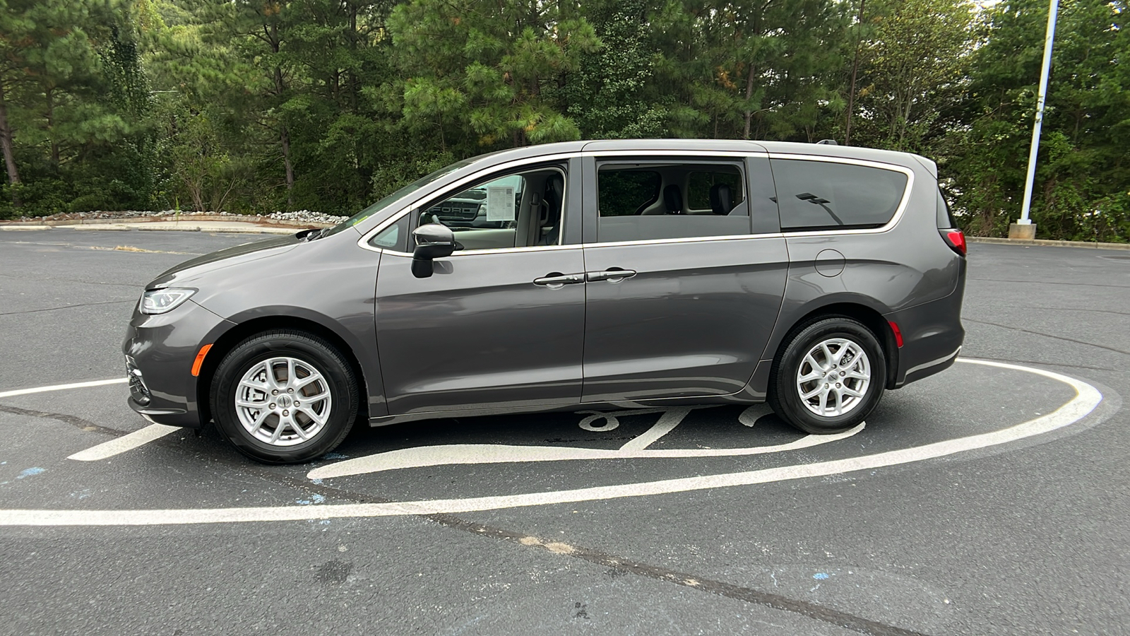 2023 Chrysler Pacifica Touring L 4