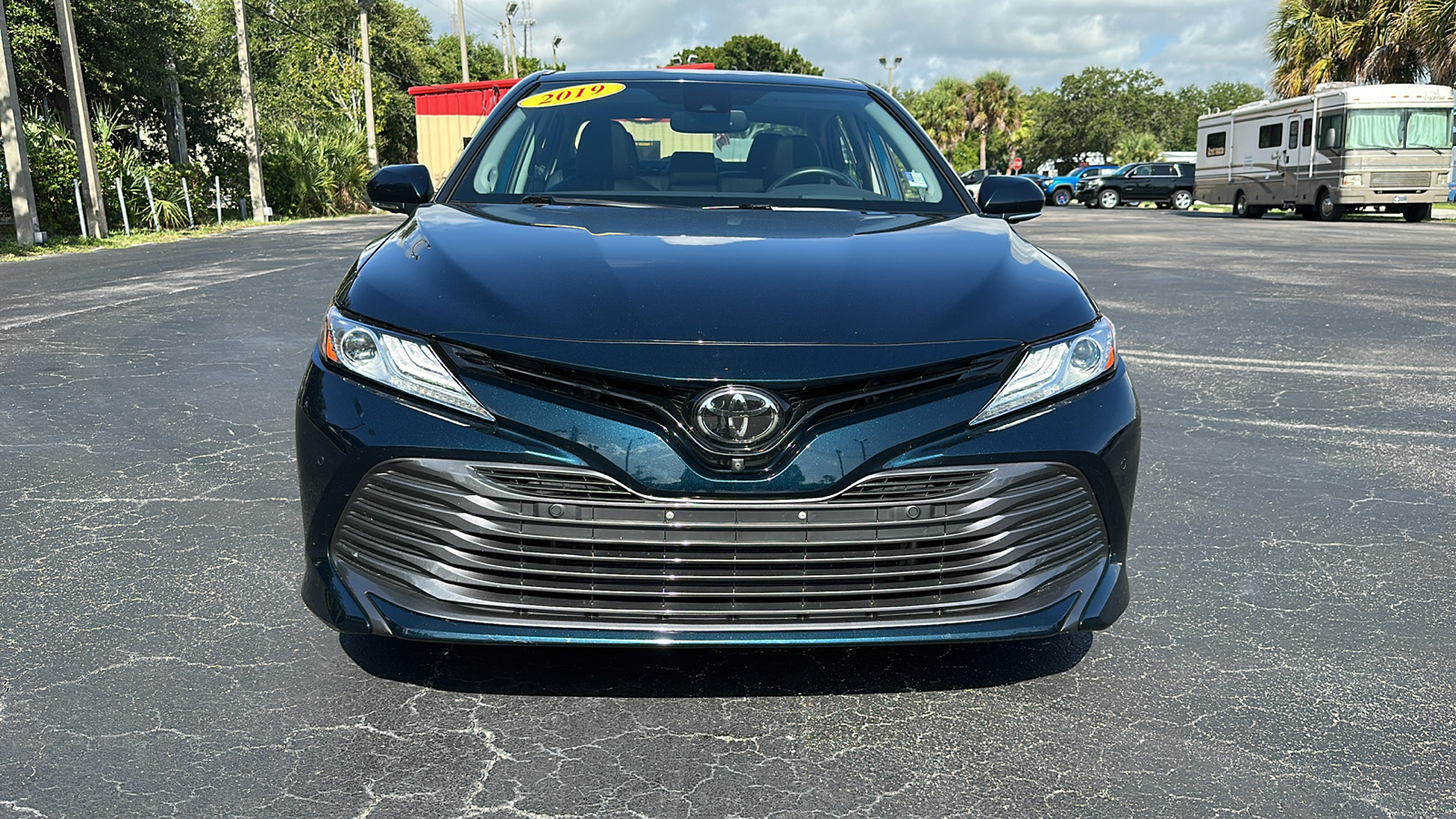 2019 Toyota Camry XLE 2