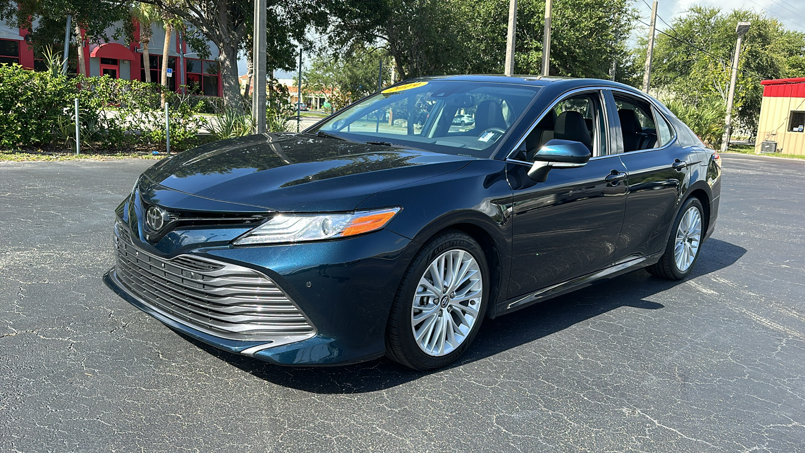 2019 Toyota Camry XLE 3