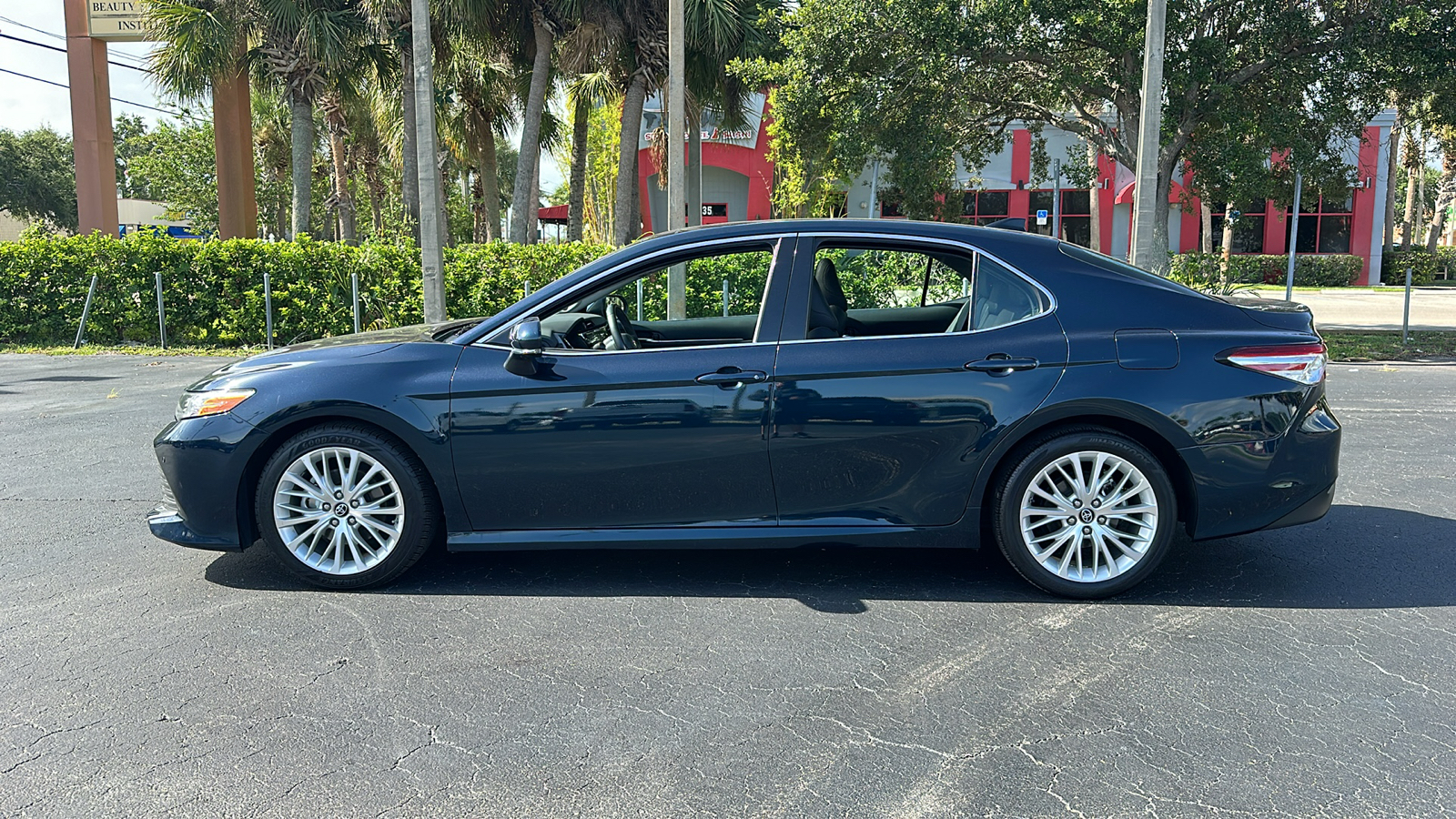 2019 Toyota Camry XLE 4