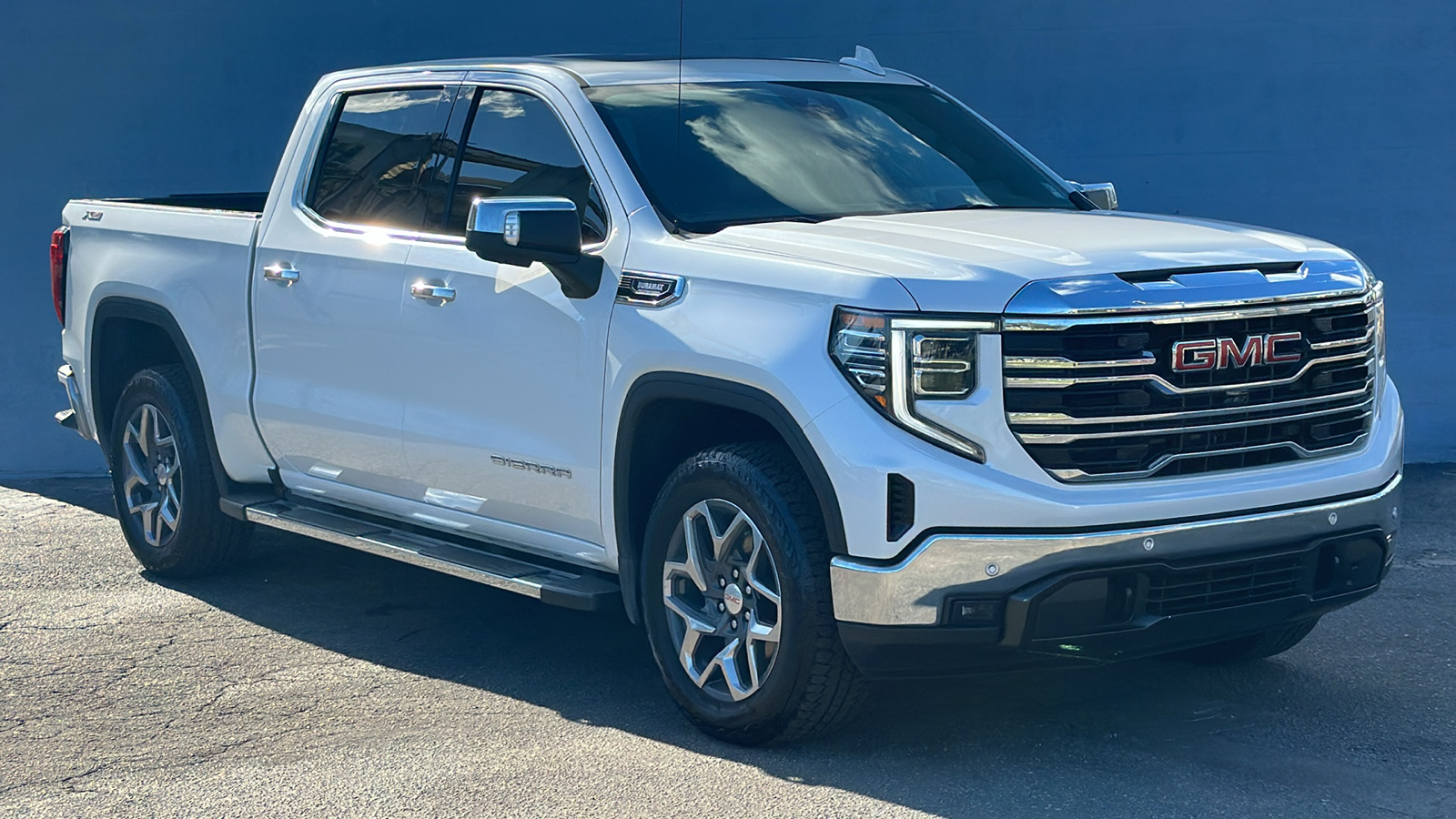 2023 GMC Sierra 1500 SLT 1