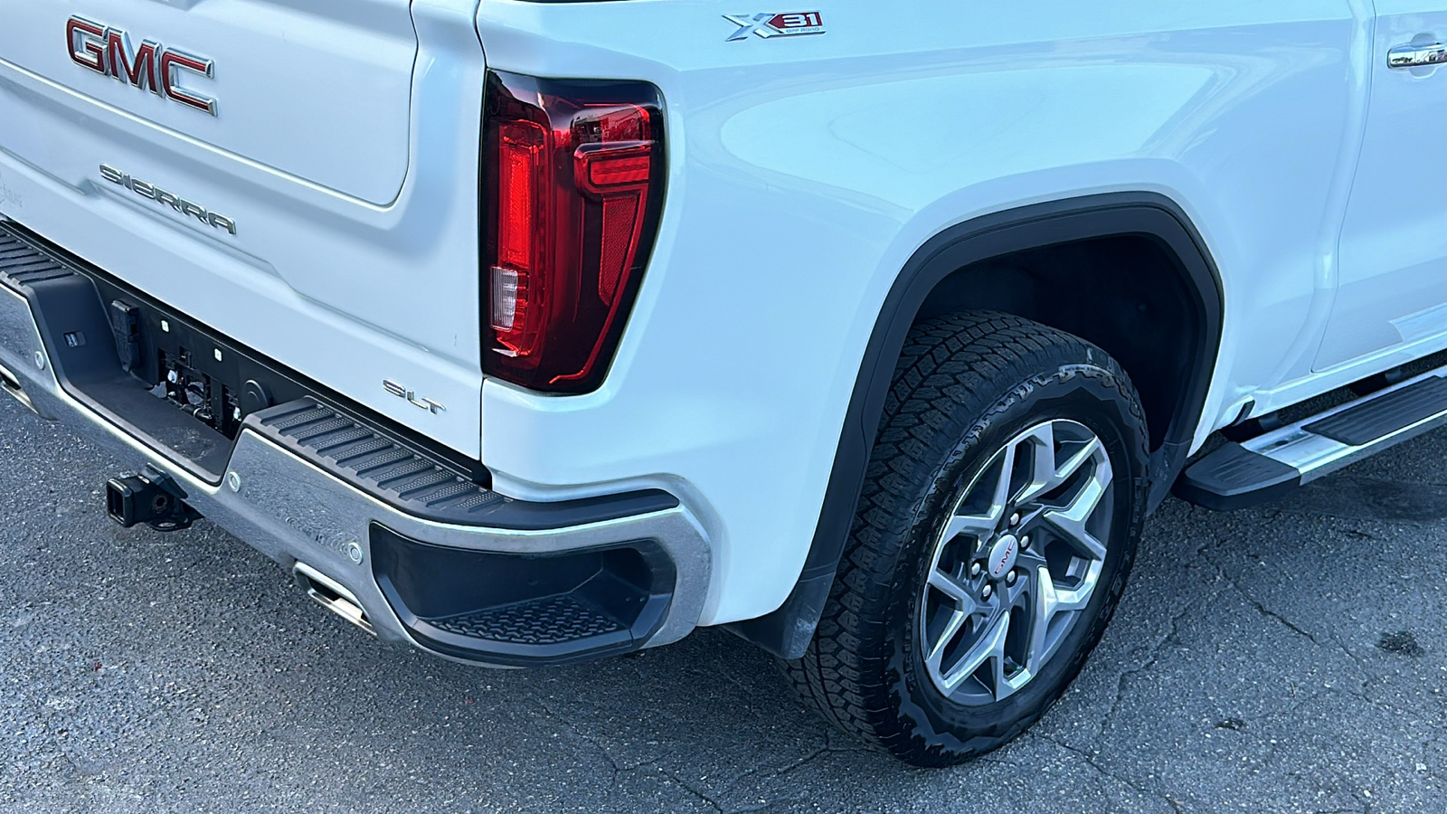 2023 GMC Sierra 1500 SLT 11