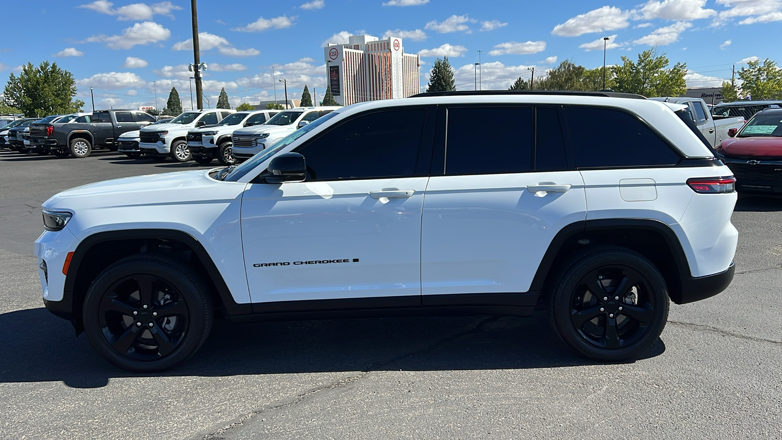 2023 Jeep Grand Cherokee Altitude 8