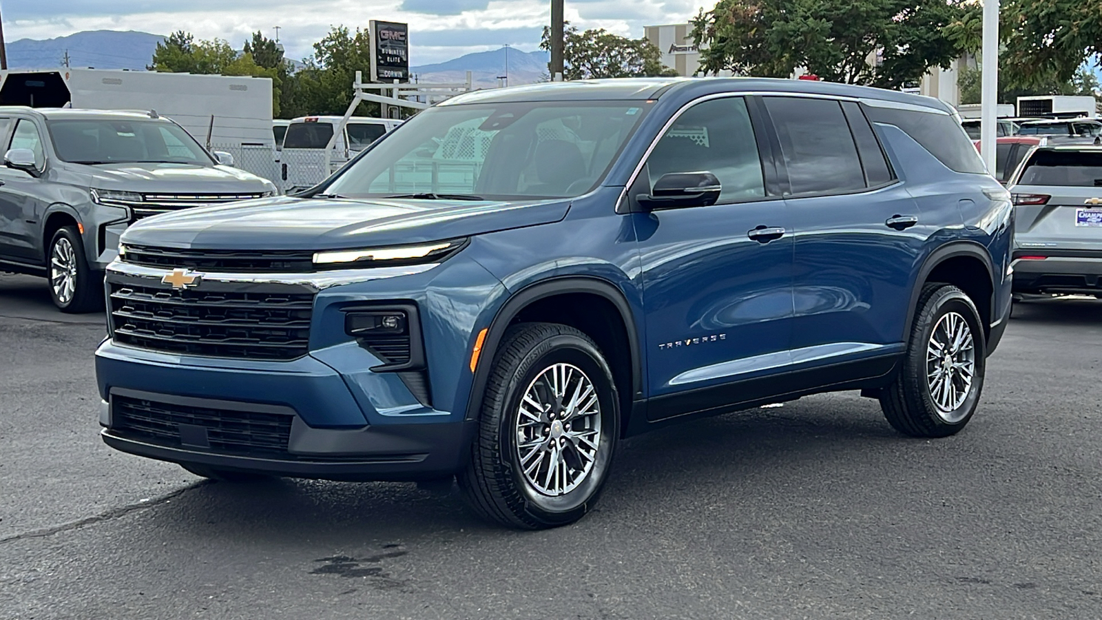 2024 Chevrolet Traverse FWD LS 1