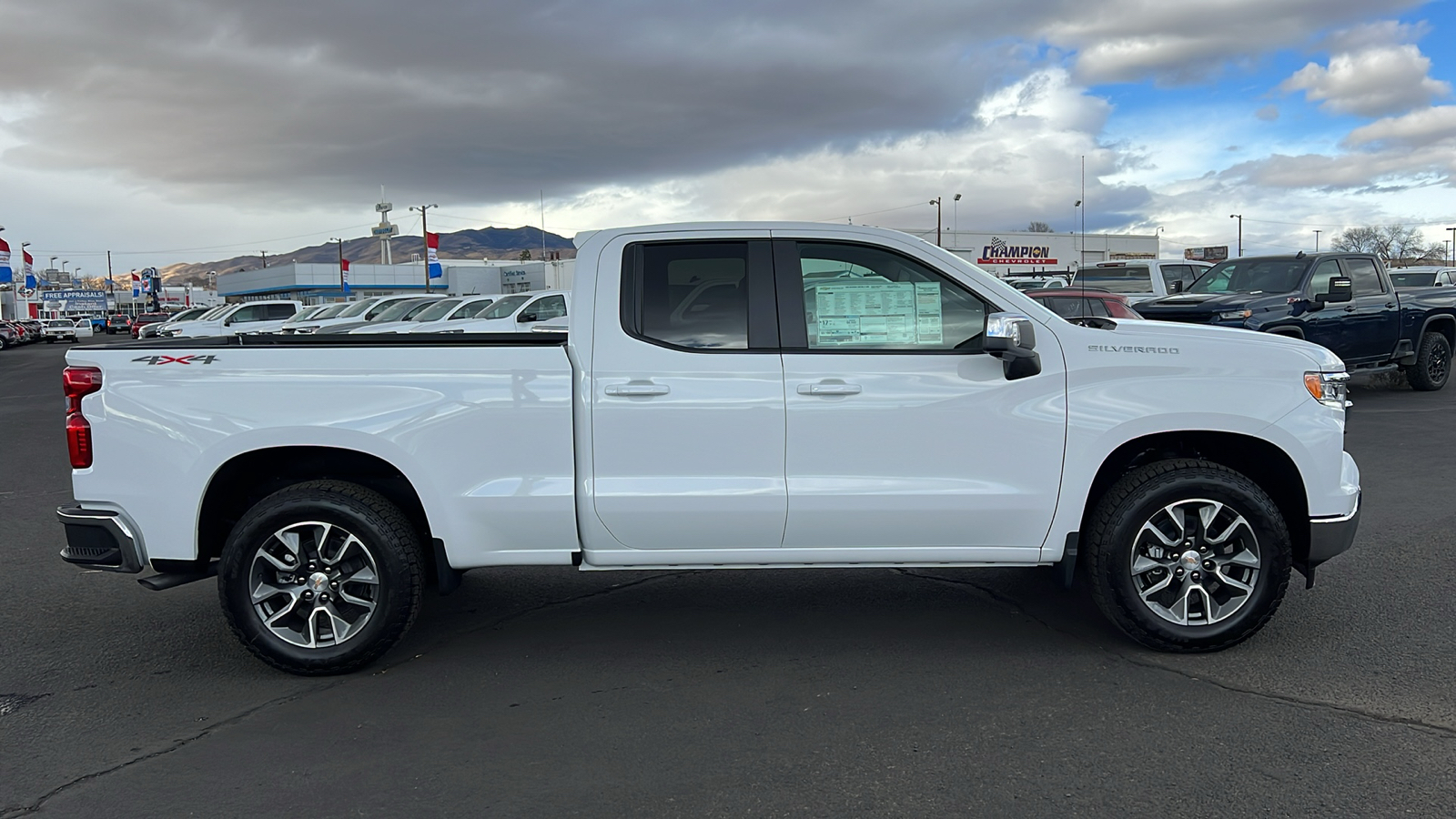 2025 Chevrolet Silverado 1500 LT 4