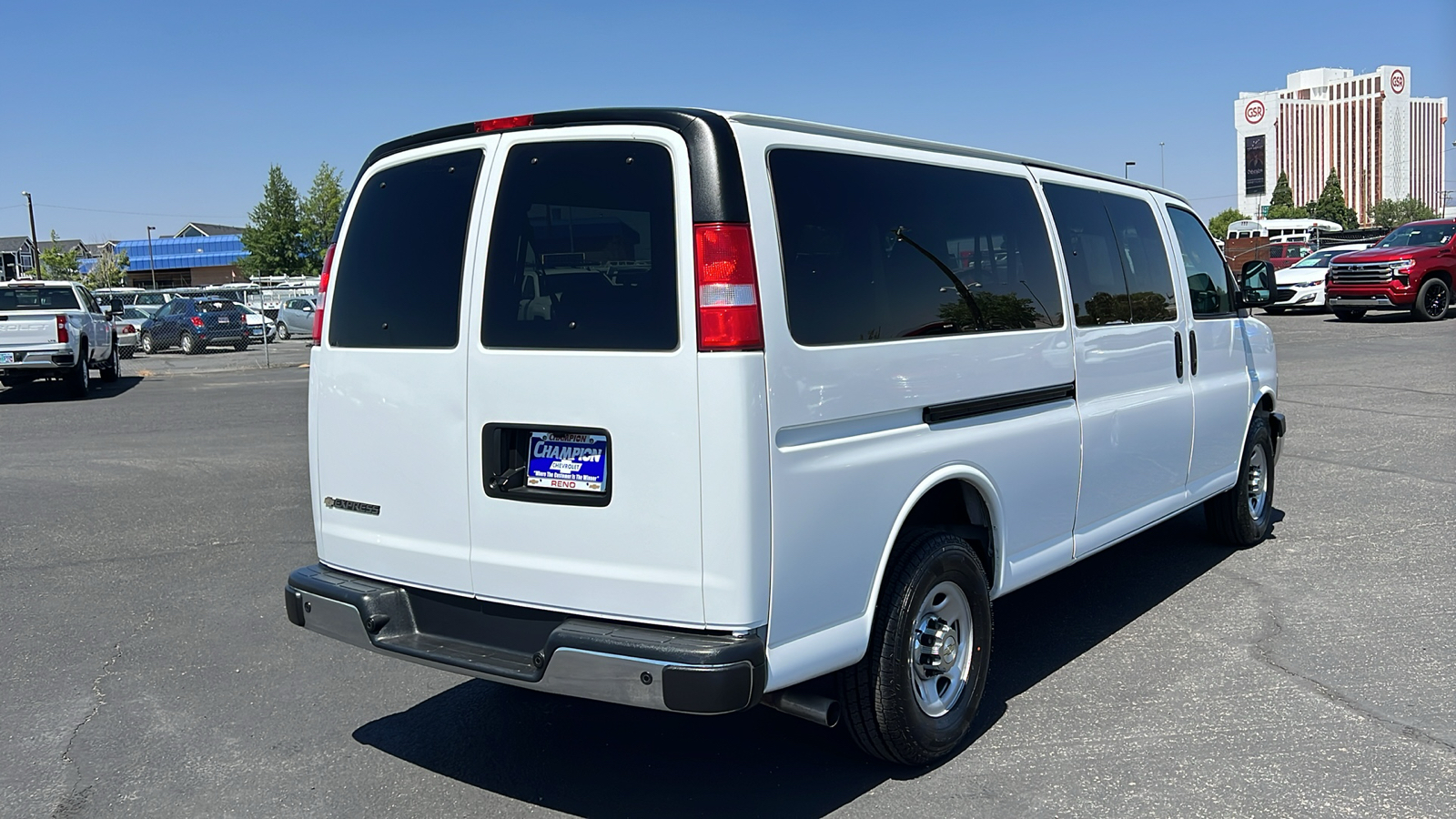 2022 Chevrolet Express Passenger LT 5