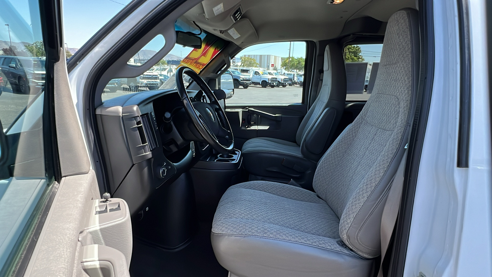 2022 Chevrolet Express Passenger LT 26