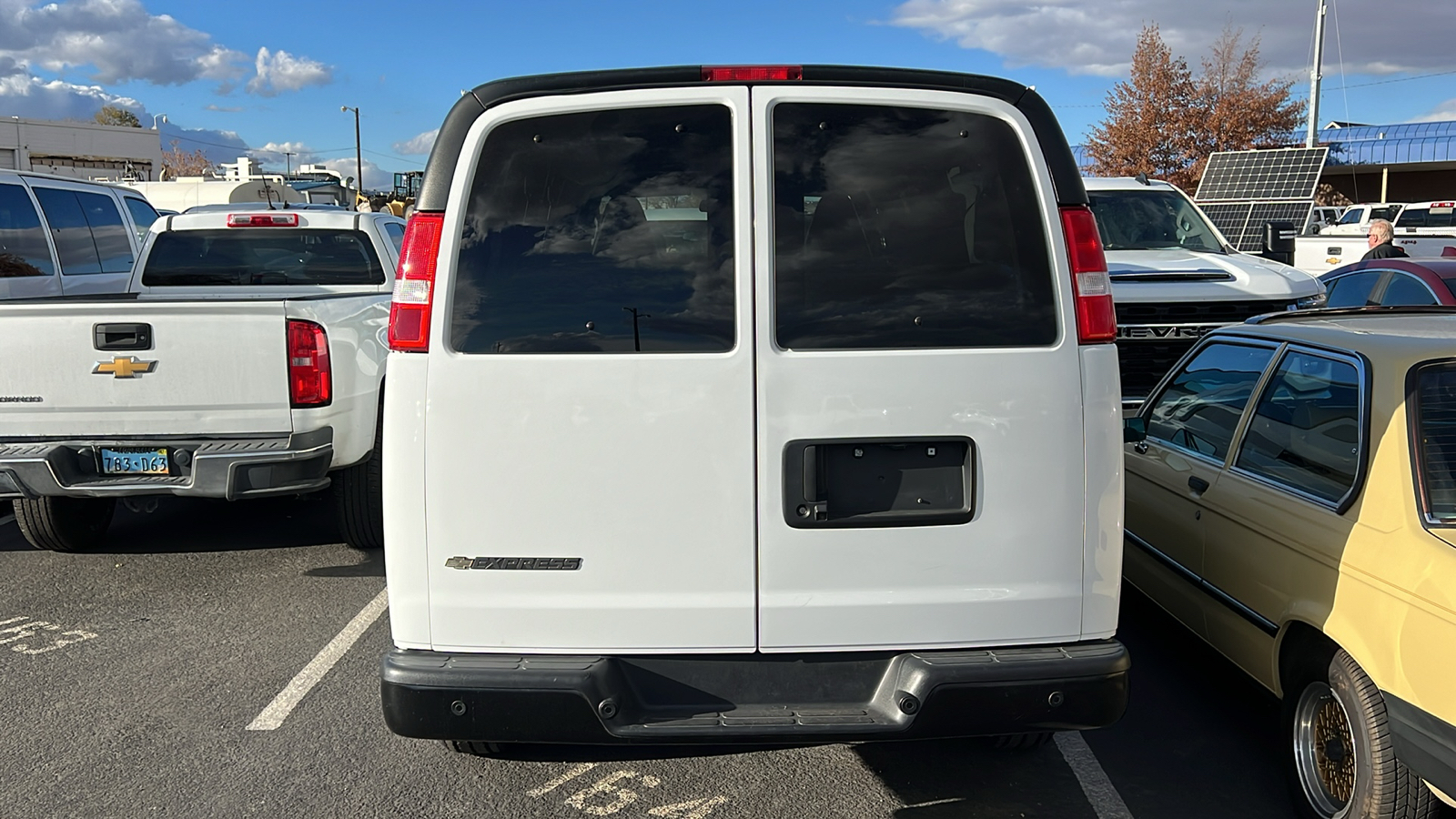 2022 Chevrolet Express Passenger LS 3