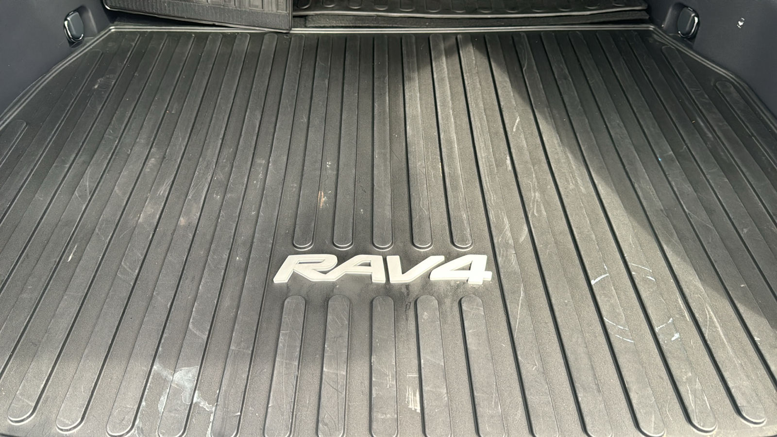 2022 Toyota RAV4 LE 12