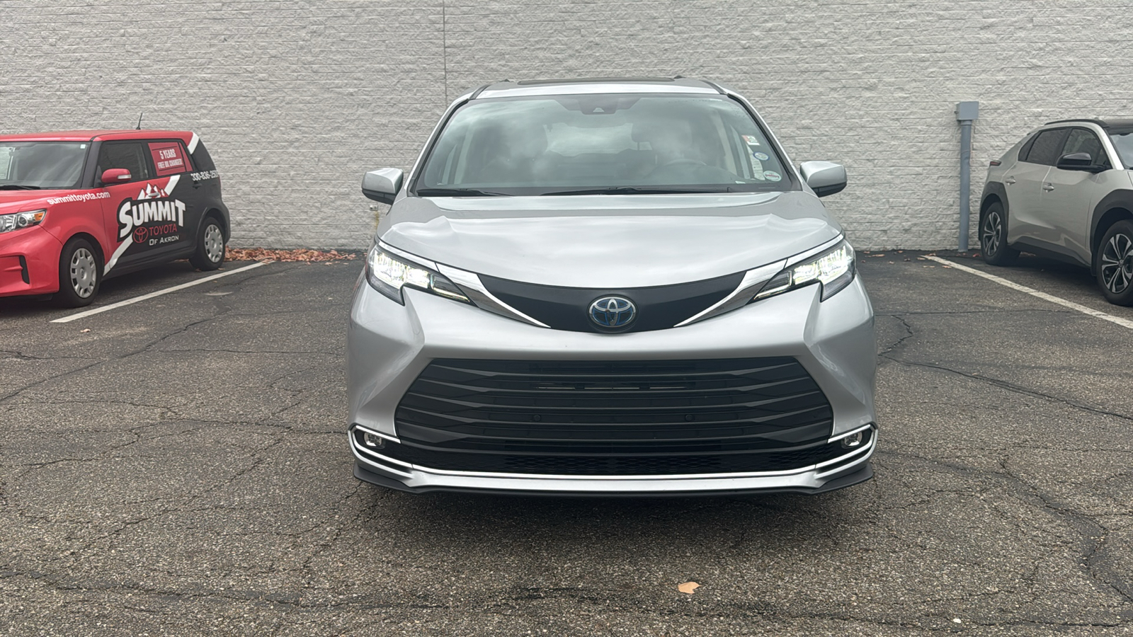 2023 Toyota Sienna XLE 2